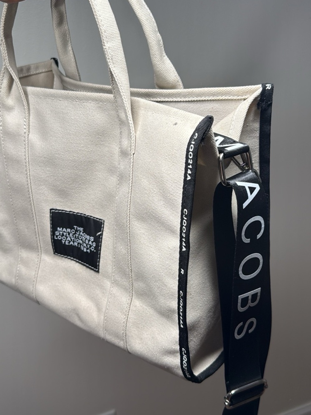 Marc Jacobs Canvas Tote Bag in Light Beige with Black Accents - Picture 4 of 7
